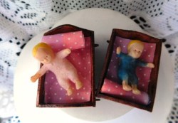 2 babies wood bed a